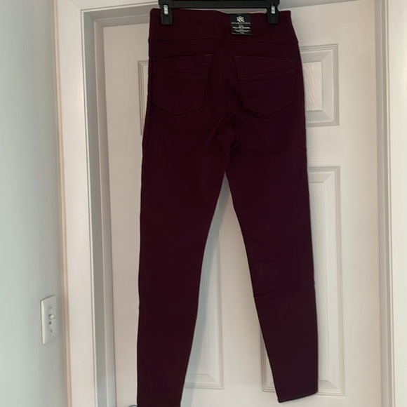 Rock & Republic Skinny Legging Jean - Picture 3 of 4
